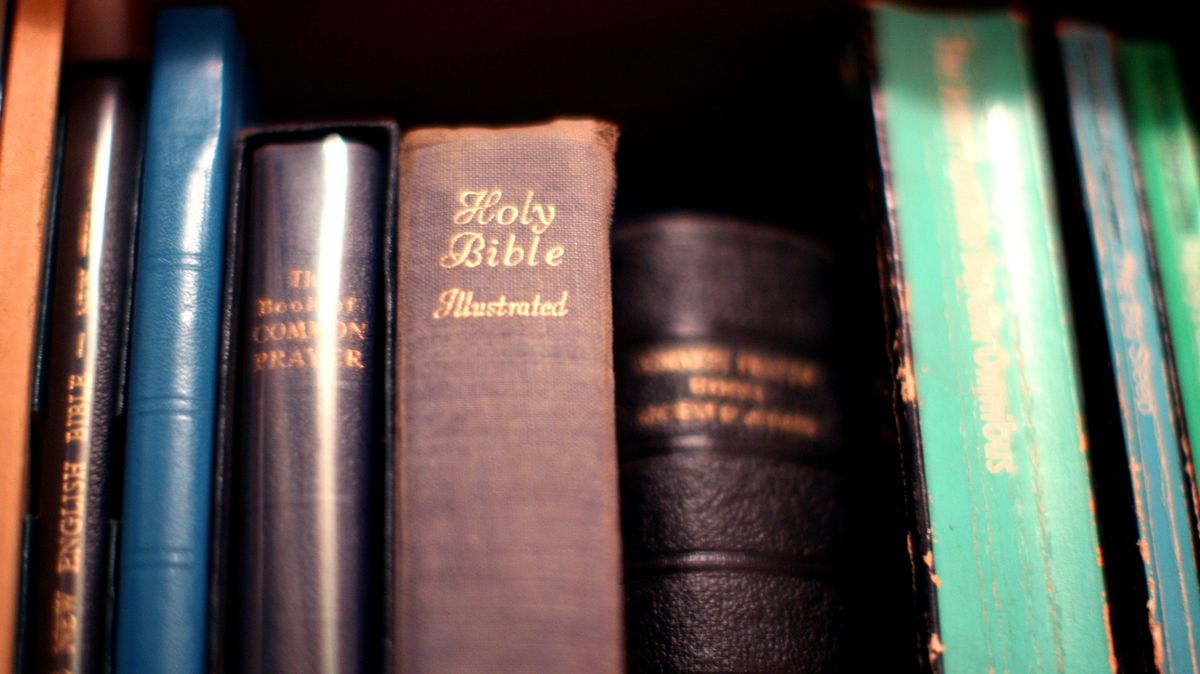 Ze škol na Floridě nakrátko zmizela bible. Zkoumali ji kvůli sexuálně explicitnímu obsahu